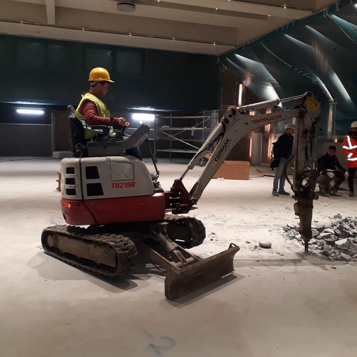 KİRALIK KIRICILI 2 TON MİNİ ESKAVATÖR